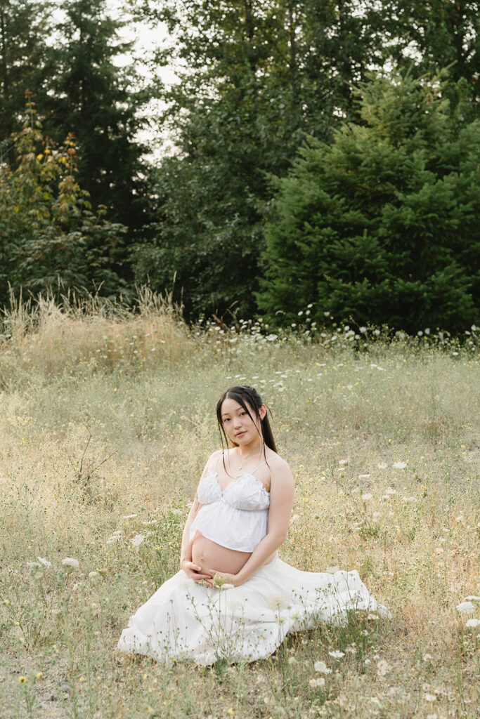 a romantic summer maternity shoot in Oregon
