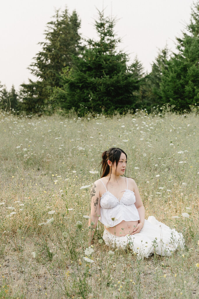 a maternity photoshoot in a field in oregon
