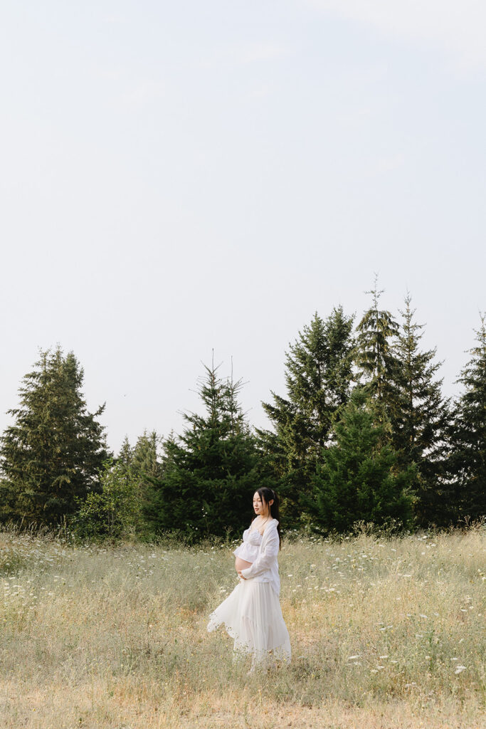 a couple posing for their maternity photos in oregon
