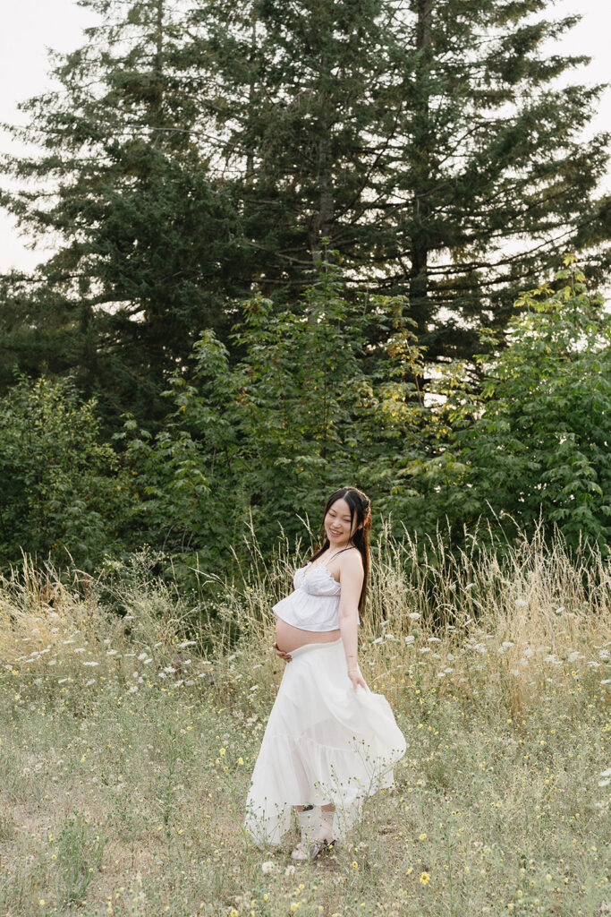 a romantic summer maternity shoot in Oregon
