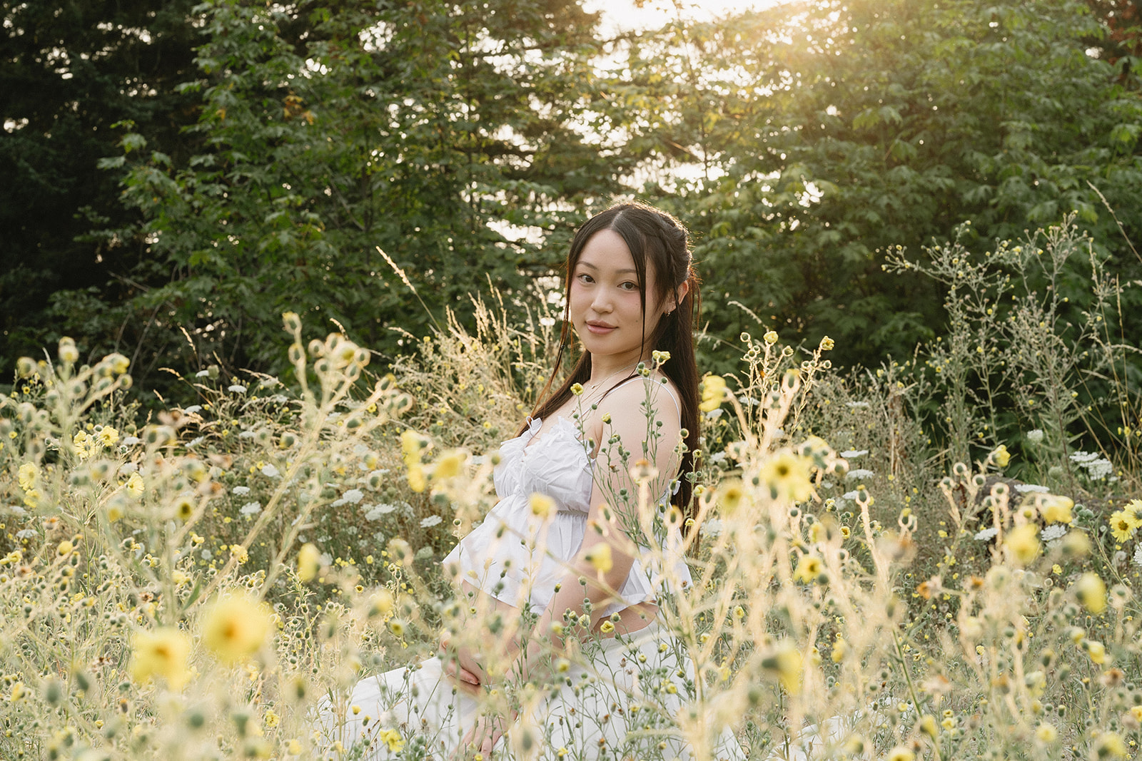 a romantic summer maternity shoot in Oregon