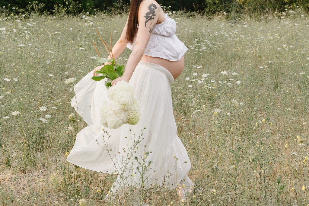 a romantic summer maternity shoot in Oregon
