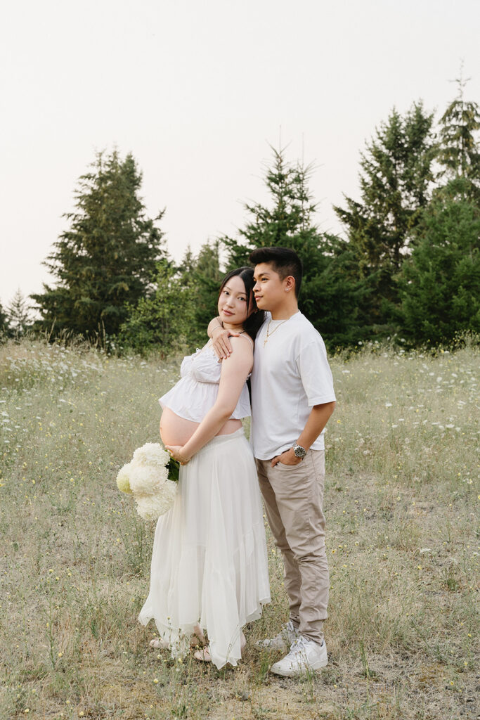 a romantic summer maternity shoot in Oregon
