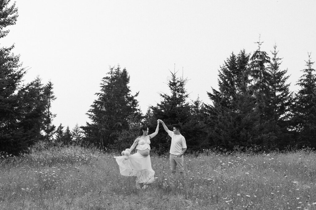 a romantic summer maternity shoot in Oregon
