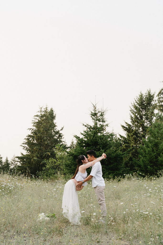 a maternity photoshoot in a field in oregon
