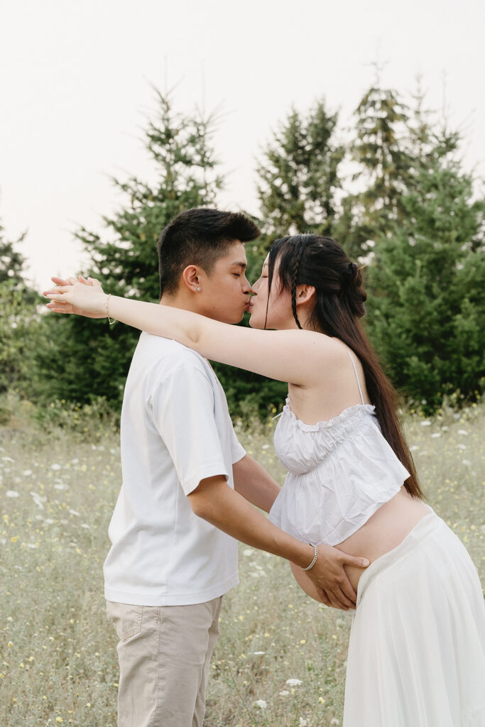 a romantic summer maternity shoot in Oregon
