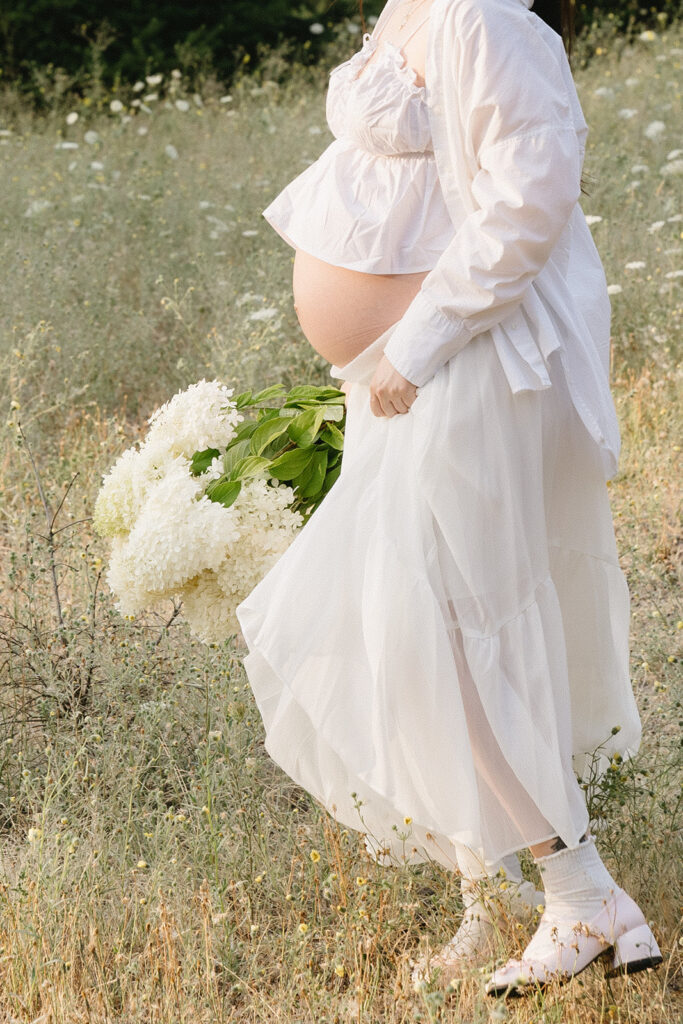 a maternity photoshoot in a field in oregon
