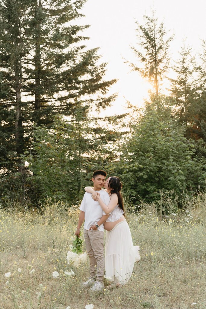 a maternity photoshoot in a field in oregon
