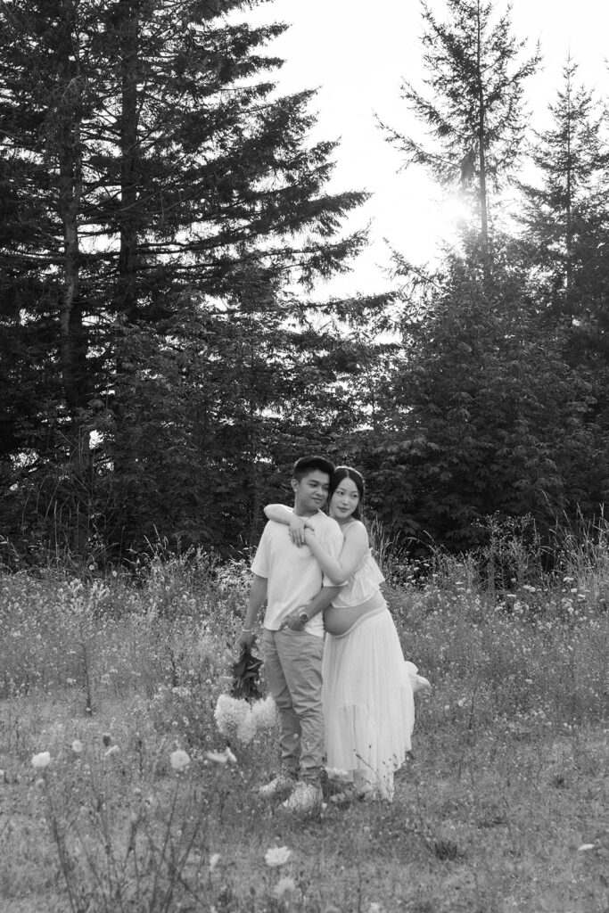 a maternity photoshoot in a field in oregon
