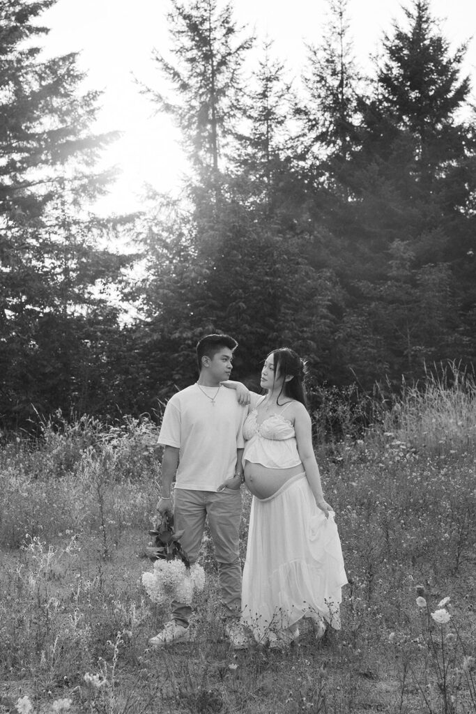 a maternity photoshoot in a field in oregon
