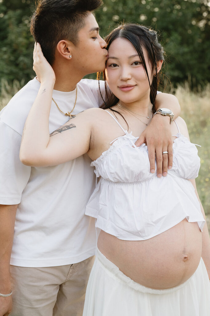 a maternity photoshoot in a field in oregon
