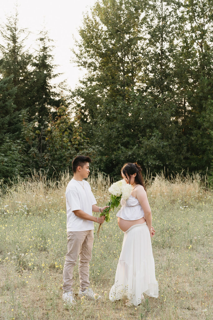 a romantic summer maternity shoot in Oregon
