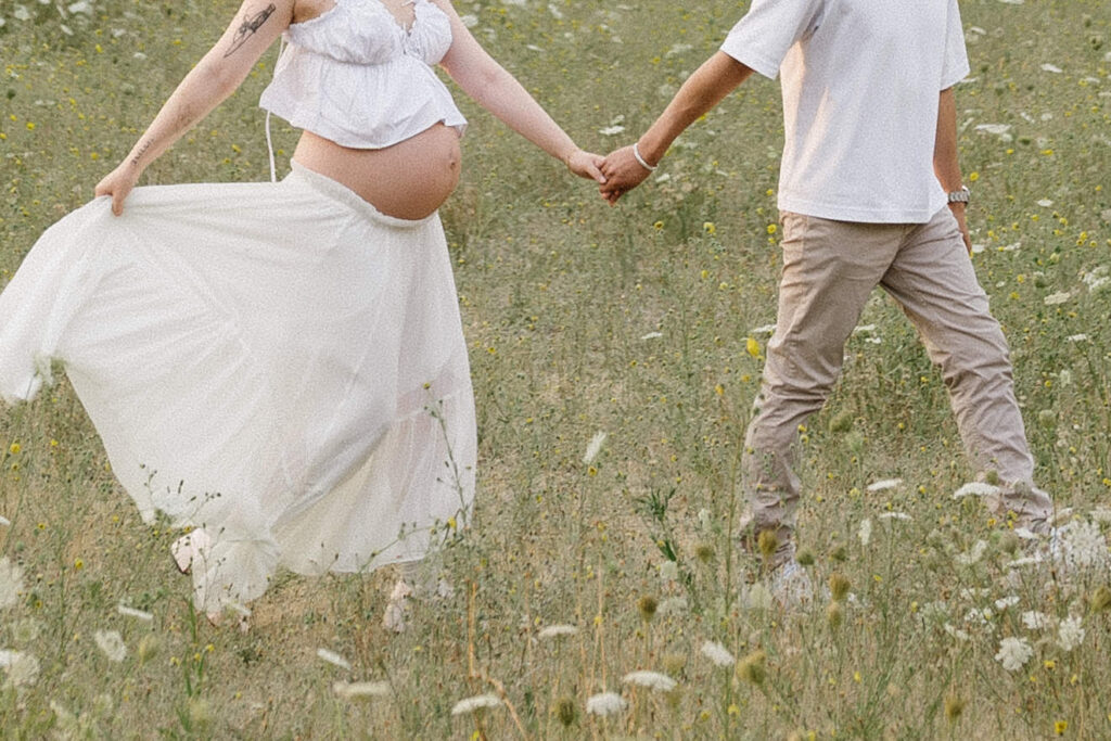 a maternity photoshoot in a field in oregon
