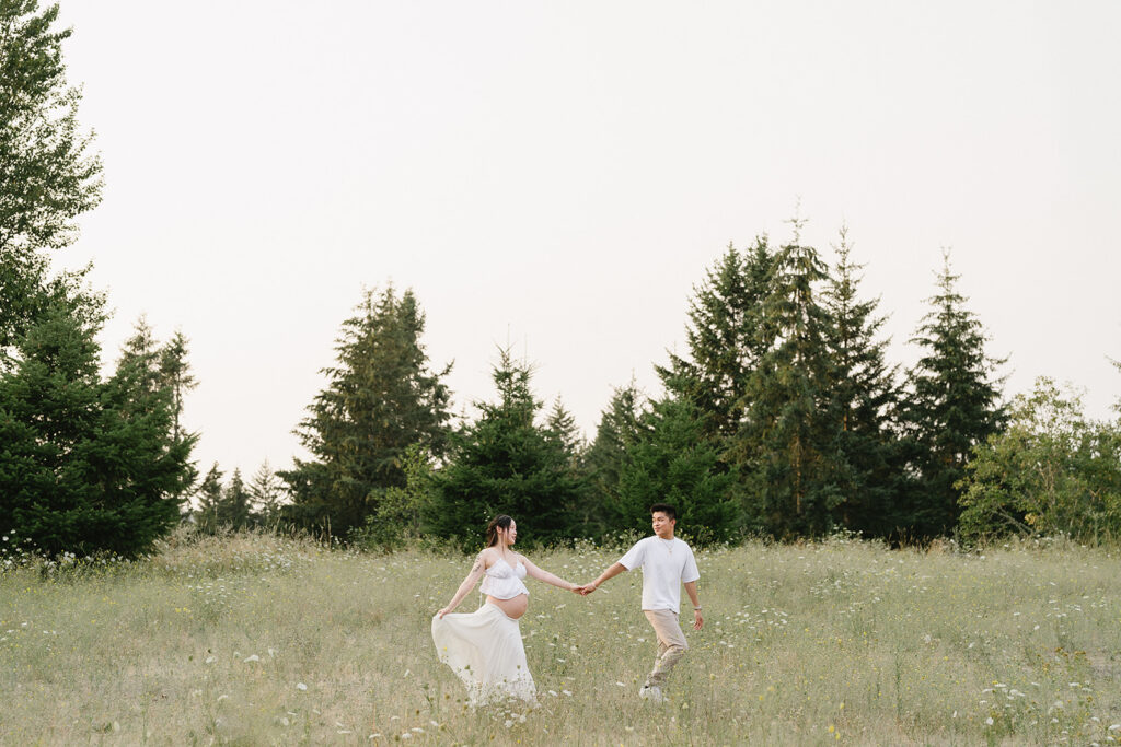 a summer maternity session surrounded by wildflowers in oregon
