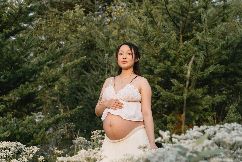 a summer maternity session surrounded by wildflowers in oregon
