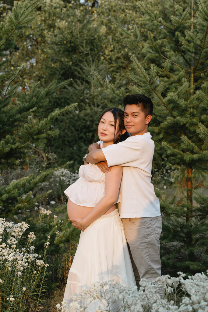 a summer maternity session surrounded by wildflowers in oregon
