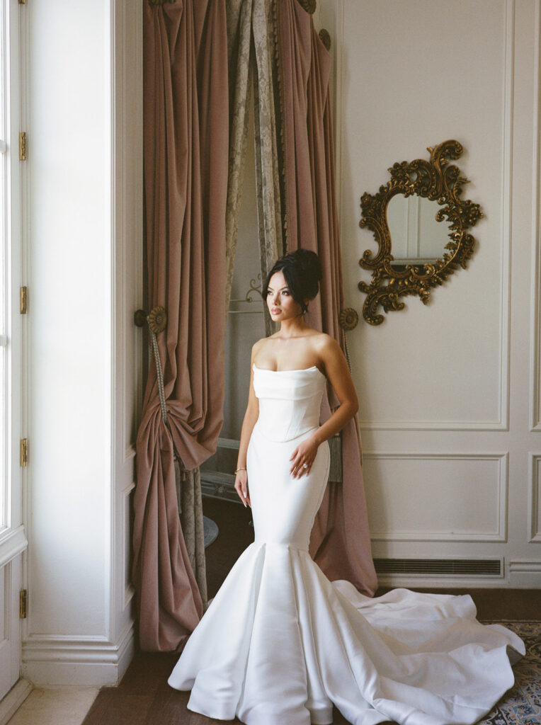 A sophisticated Houston wedding showcasing minimal yet stunning decor and classic wedding portraits.
