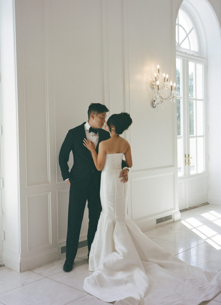 A sophisticated Houston wedding showcasing minimal yet stunning decor and classic wedding portraits.
