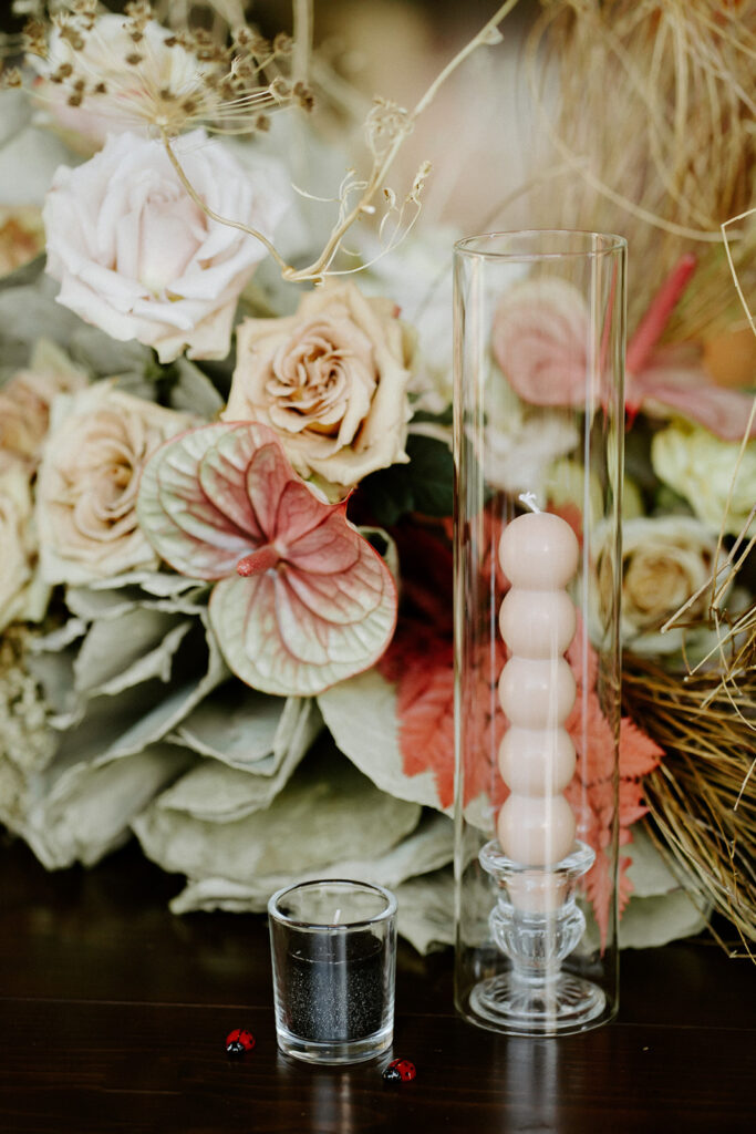 floral design on tablescape