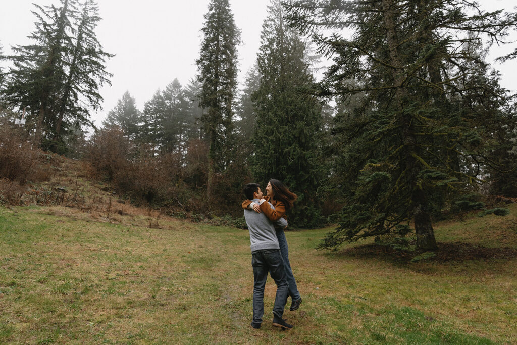 couple posing for engagement photos at hoyt arboretum
