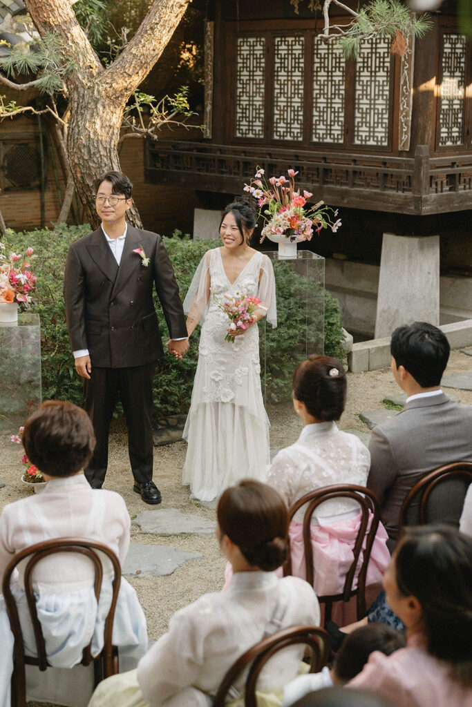 Wedding ceremony at Rakkojae Hanok featuring natural florals and a peaceful, intimate atmosphere in Seoul, Korea.
