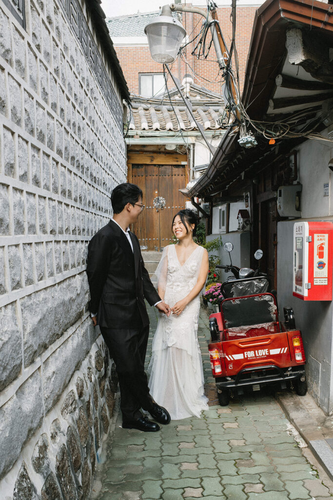 Wedding ceremony at Rakkojae Hanok featuring natural florals and a peaceful, intimate atmosphere in Seoul, Korea.
