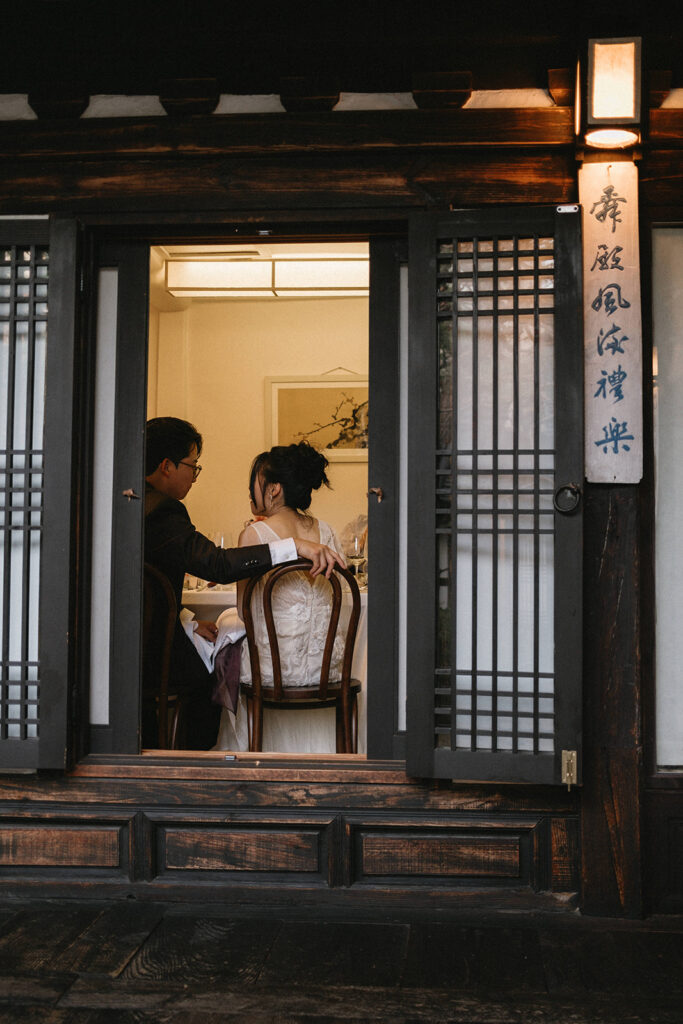Wedding ceremony at Rakkojae Hanok featuring natural florals and a peaceful, intimate atmosphere in Seoul, Korea.
