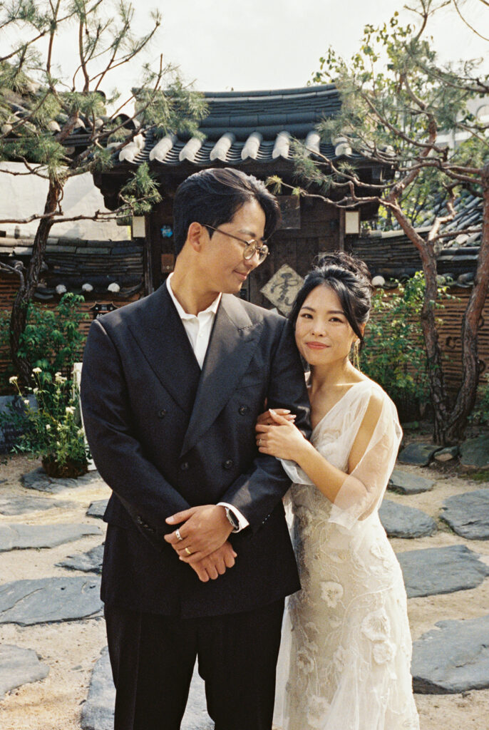 Wedding ceremony at Rakkojae Hanok featuring natural florals and a peaceful, intimate atmosphere in Seoul, Korea.
