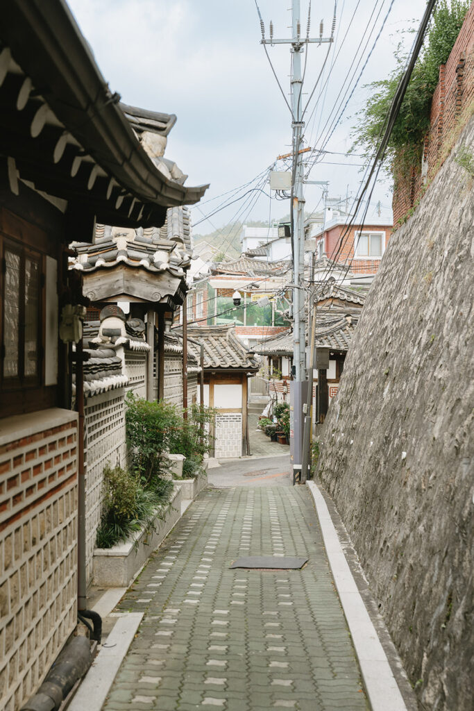 Elegant details from an intimate wedding in Seoul showcasing traditional Korean design and soft natural light.
