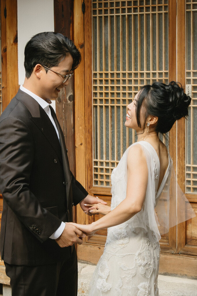 Intimate wedding in Seoul at Rakkojae Hanok with a small group of guests gathered in a traditional Korean courtyard.
