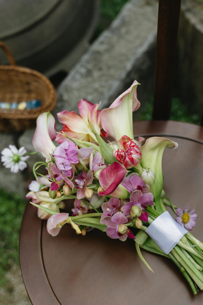 Intimate wedding in Seoul at Rakkojae Hanok with a small group of guests gathered in a traditional Korean courtyard.

