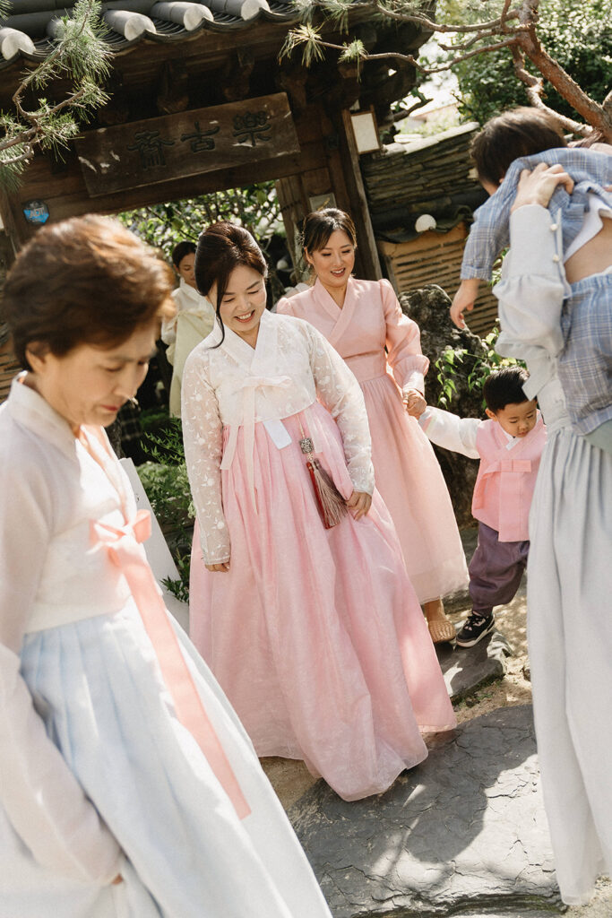 Wedding ceremony at Rakkojae Hanok featuring natural florals and a peaceful, intimate atmosphere in Seoul, Korea.
