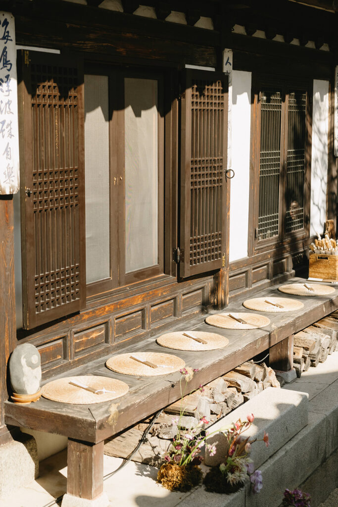 Wedding ceremony at Rakkojae Hanok featuring natural florals and a peaceful, intimate atmosphere in Seoul, Korea.
