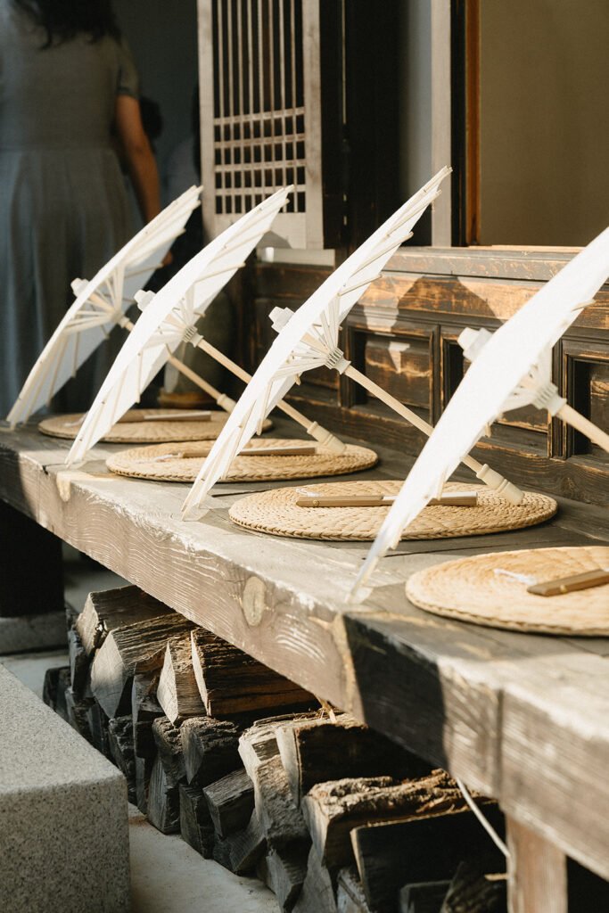 Wedding ceremony at Rakkojae Hanok featuring natural florals and a peaceful, intimate atmosphere in Seoul, Korea.
