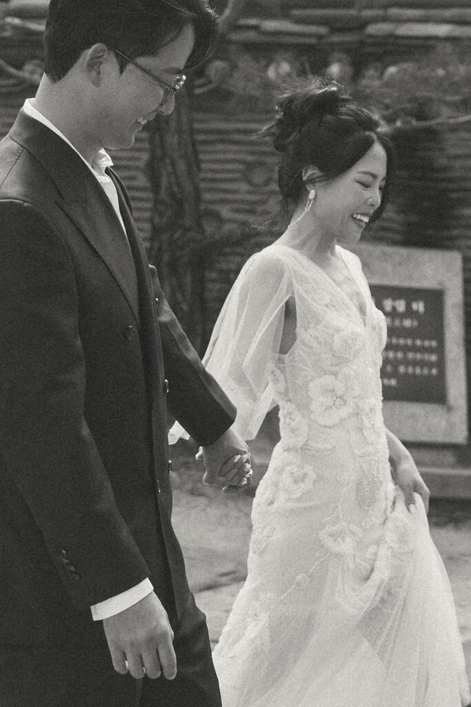 Wedding ceremony at Rakkojae Hanok featuring natural florals and a peaceful, intimate atmosphere in Seoul, Korea.

